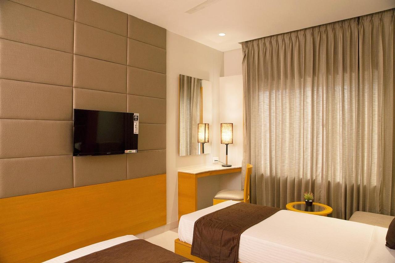 Sri Aadhish Grand Hotel Aranthangi Esterno foto