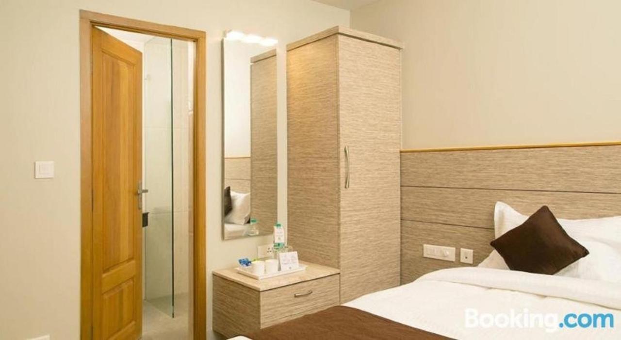 Sri Aadhish Grand Hotel Aranthangi Esterno foto